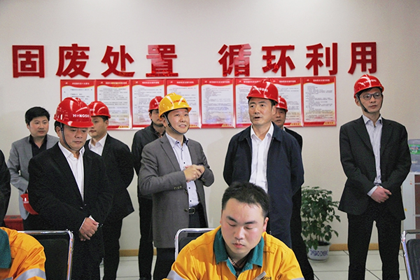 2016年3月，浙江省人大常委會副主任趙光君（右二，時任金華市委書記）來集團調研水泥窯協同處置固廢項目，肯定集團在“五水共治”、環境保護等方麵作出的貢獻