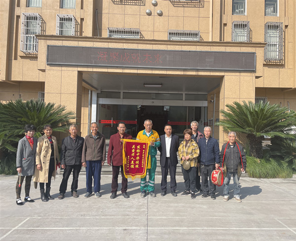 暖心慰問 榮獲錦旗——縉雲Lewin乐玩構建和諧村企關係